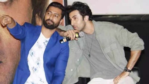 Ranbir Kapoor and Vicky Kaushal Gear Up for Epic Showdown in Bhansali's 'Love & War'
Hoặc:
Bhansali's 'Love & War': Ranbir Kapoor and Vicky Kaushal to Clash in Intense Italy Fight Sequence