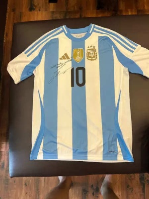 Lionel Messi Sends Signed Argentina Jersey to PM Modi Ahead of India Tour
Hoặc:
Messi Gifts Signed World Cup Jersey to PM Modi Before Anticipated India Visit