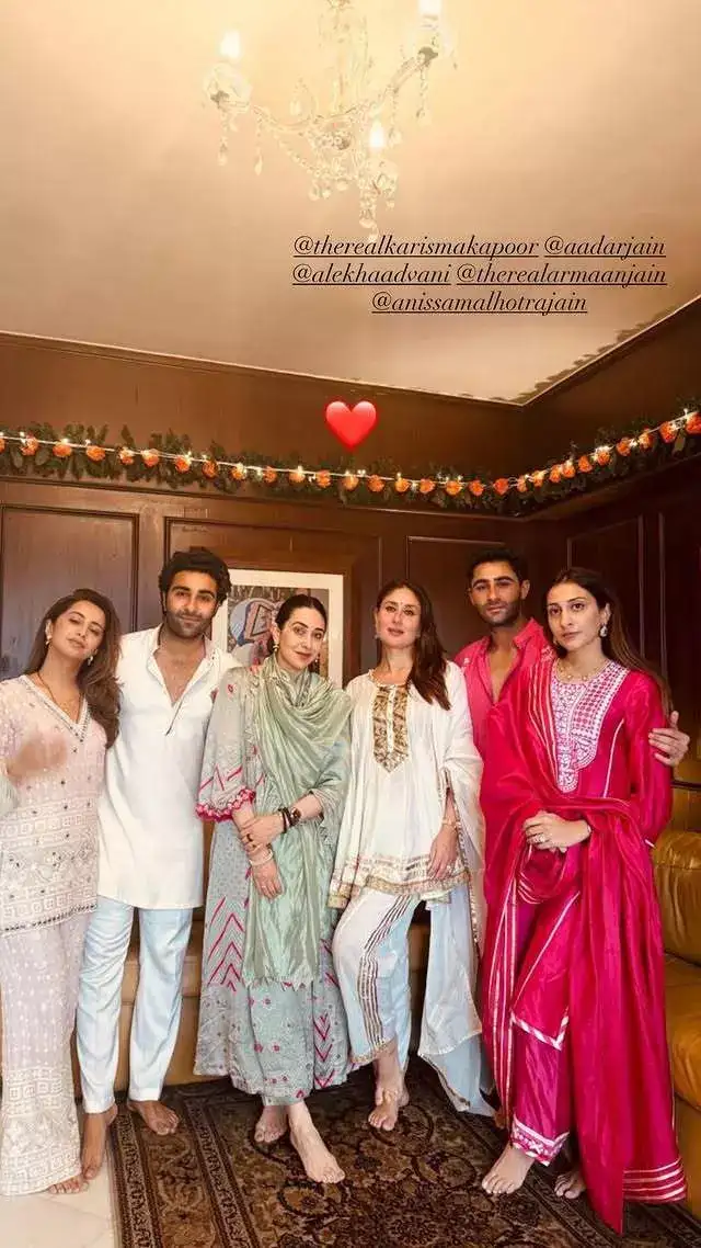 Kapoor Family Celebrates Ganesh Chaturthi: Ranbir, Neetu Perform Visarjan Aarti; Kareena, Karisma Join Festive Gathering