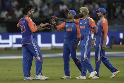 Asia Cup: Suryakumar Yadav's Sportsmanship Prevails After Samson's Sharp Wicket Attempt - Watch the Incident